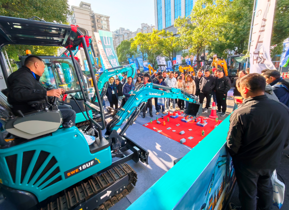 UED在线官网网页版(中国)唯一官方网站智能微挖“天团”闪耀武汉,引领绿色施工潮流