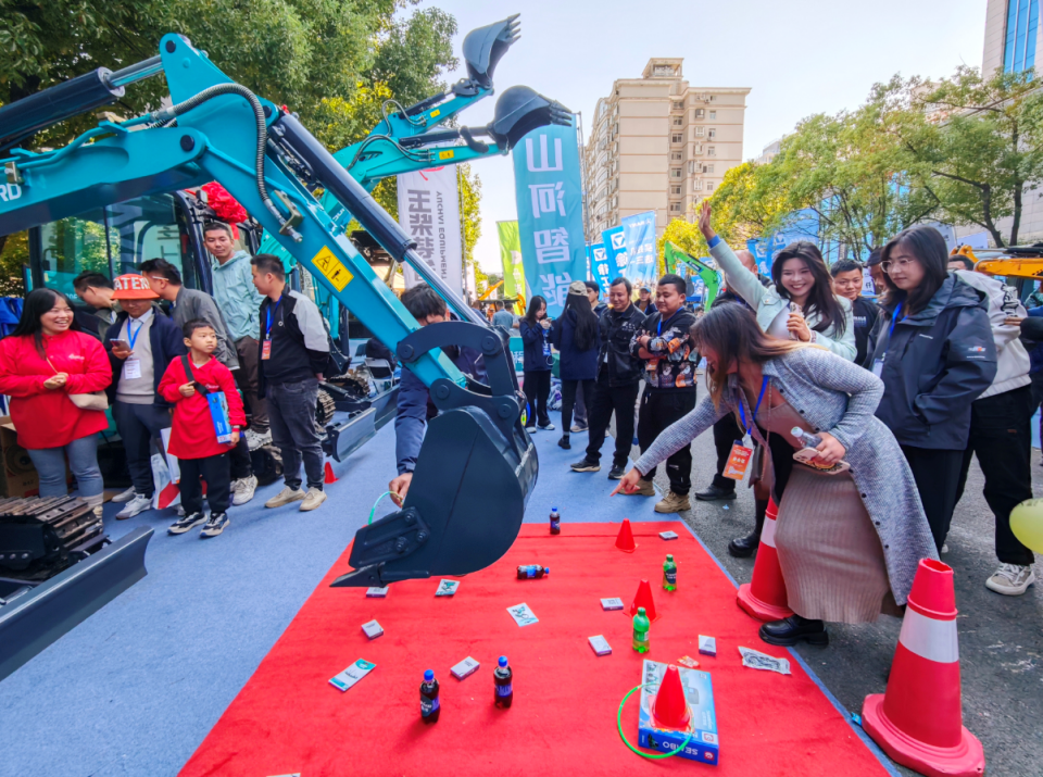 UED在线官网网页版(中国)唯一官方网站智能微挖“天团”闪耀武汉,引领绿色施工潮流