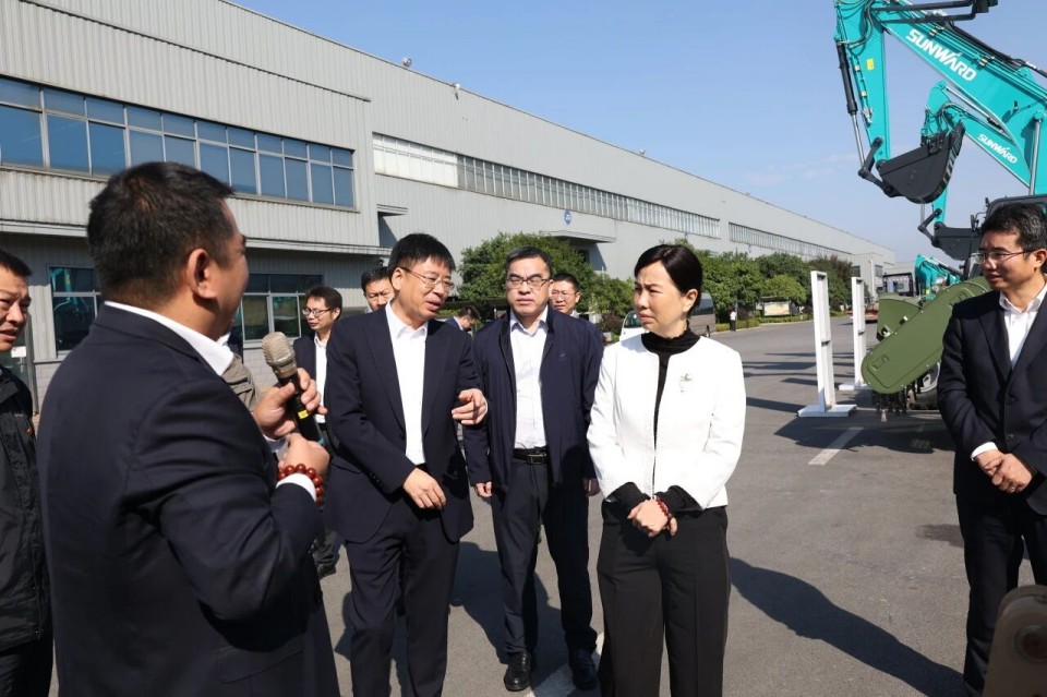 聚焦应急装备研发生产,共探实战适配新路径——广州市应急管理局党委书记、局长叶芳调研UED在线官网网页版(中国)唯一官方网站智能