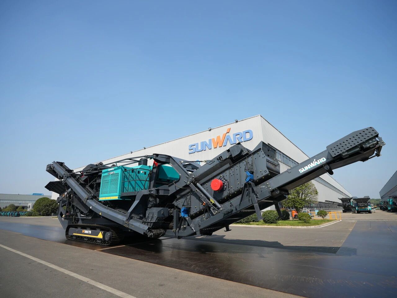 破局国际市场,无惧极寒工况!UED在线官网网页版(中国)唯一官方网站智能SP300CTD柴电两用圆锥破碎站成功下线