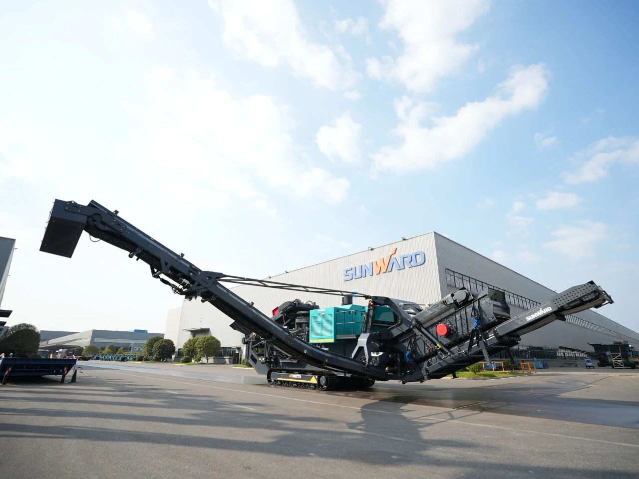 破局国际市场,无惧极寒工况!UED在线官网网页版(中国)唯一官方网站智能SP300CTD柴电两用圆锥破碎站成功下线