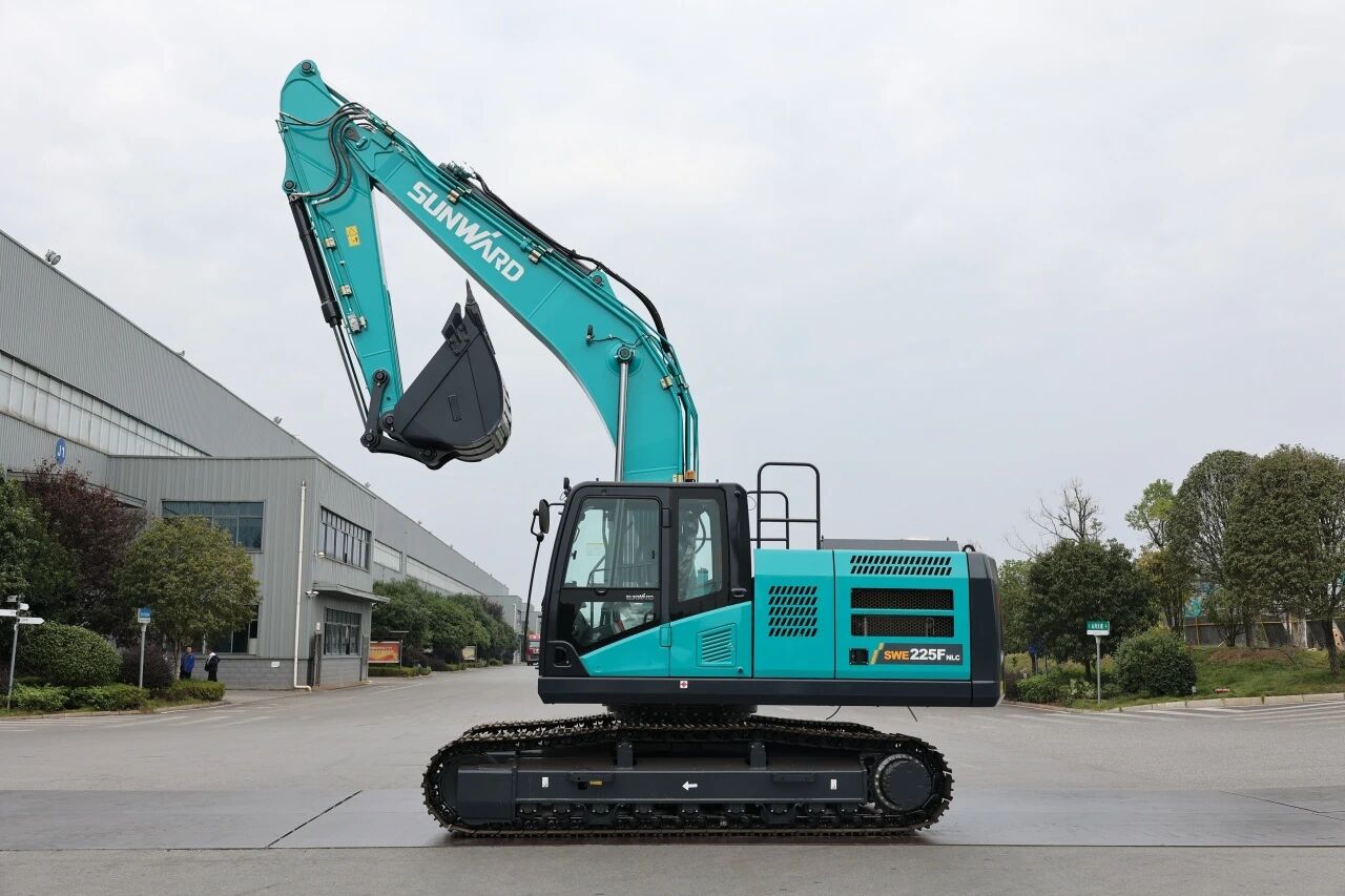 “双子星”闪耀!UED在线官网网页版(中国)唯一官方网站智能两款履带式液压挖掘机成功下线