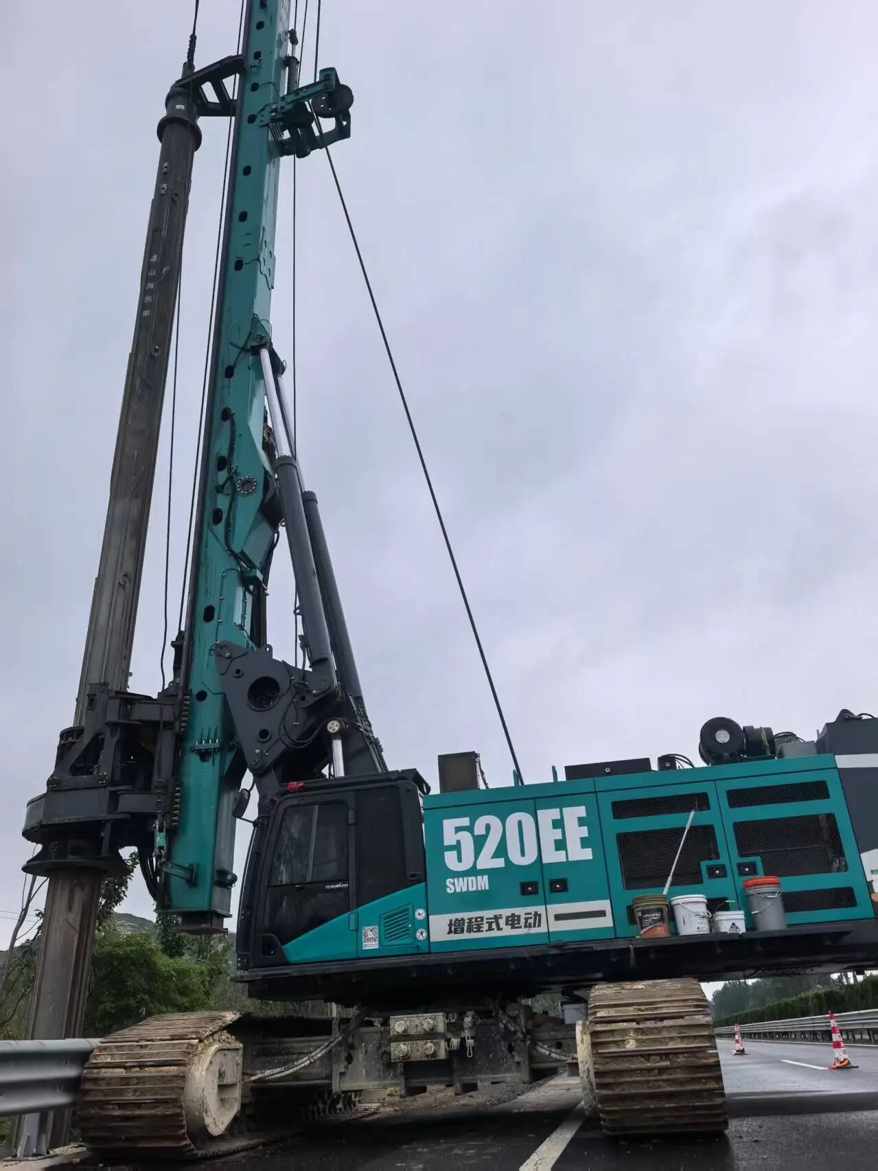 UED在线官网网页版(中国)唯一官方网站智能增程式电动旋挖钻机助力山东高速建设,绿色施工成效显著