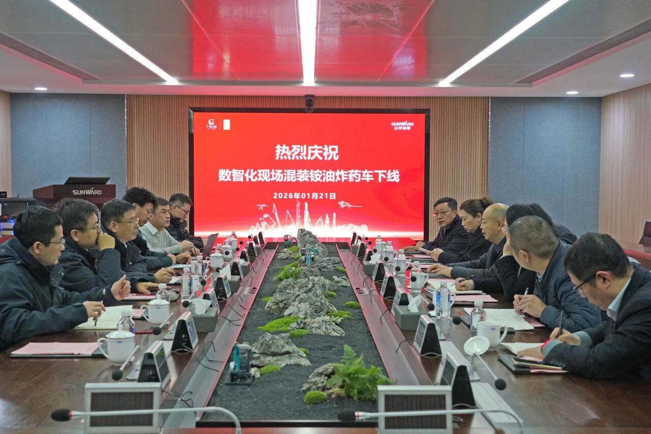 数智化现场混装铵油炸药车下线！UED在线官网网页版(中国)唯一官方网站智能与易普力携手共筑智能矿山新篇章