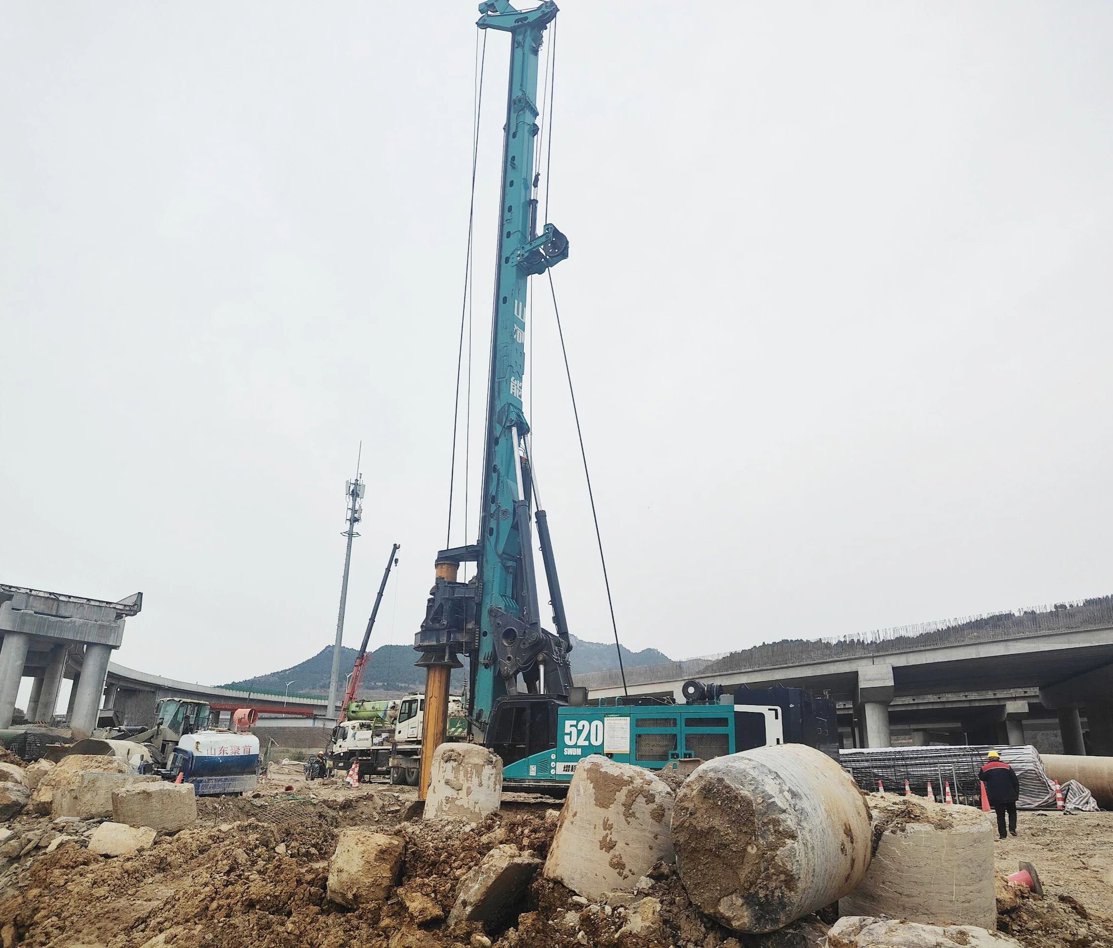 “亮剑”济南绕城改扩建项目，UED在线官网网页版(中国)唯一官方网站智能增程式电动旋挖钻机高效入岩受好评