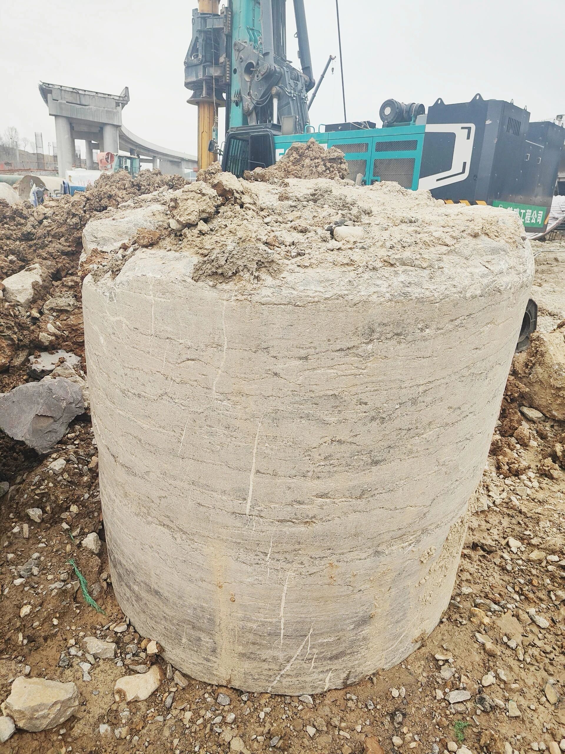 “亮剑”济南绕城改扩建项目，UED在线官网网页版(中国)唯一官方网站智能增程式电动旋挖钻机高效入岩受好评